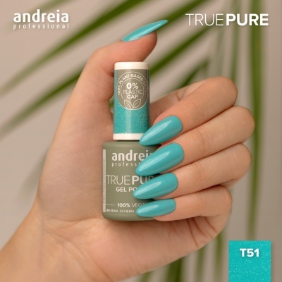 Verniz gel Andreia Professional TRUE PURE T51 com unhas pintadas azul-turquesa