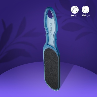 Lixa de pé azul com área preta sobre fundo roxo