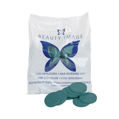 Pacote de cera depilatória com discos verdes à frente.