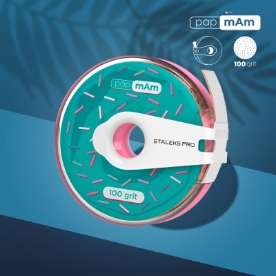 Lima circular STALEX PRO 100 grit com base verde e detalhes rosa e branco, sobre fundo azul.