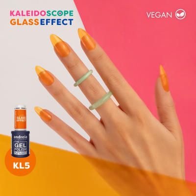 Unha com verniz efeito vidro laranja brilhante em mão com anéis verdes, fundo rosa e laranja, texto KALEIDOSCOPE GLASS EFFECT VEGAN.