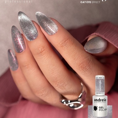 Unhas com esmalte de gel prateado efeito cat eye MC1 Andreia Professional