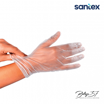 Mão a calçar uma luva descartável transparente de plástico com logotipo santiex