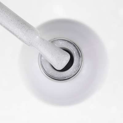 frasco de verniz de unhas branco perolado com pincel