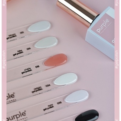 Frascos de verniz gel Purple Professional e amostras de cores sobre fundo rosa