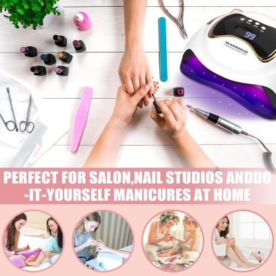 Manicure aplicando verniz com vários vernizes e lâmpada UV/LED na mesa