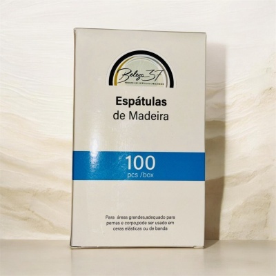 Caixa branca com risca azul de espátulas de madeira para estética e cabeleireiro.