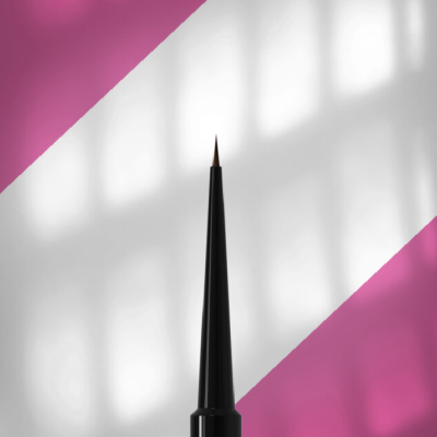 Pincel preto com ponta fina em fundo branco e rosa