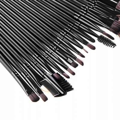 Conjunto de pincéis de maquilhagem com cabos pretos e cerdas castanhas