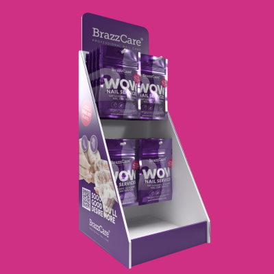Expositor roxo BrazzCare com amostras WOW Nail Service em sachês