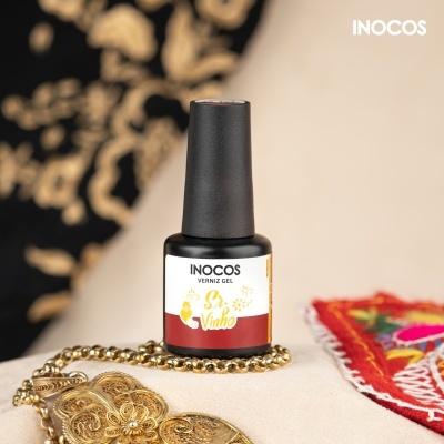 Frasco de verniz gel INOCOS com corrente dourada e tecido colorido