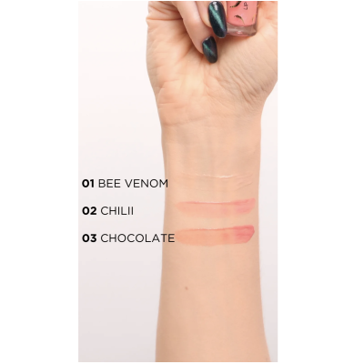 Amostras de batom em três tons no antebraço com frasco de verniz cor-de-rosa