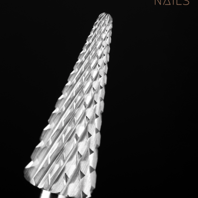 Broca cónica metálica texturizada sobre fundo preto com texto SAUTE NAILS