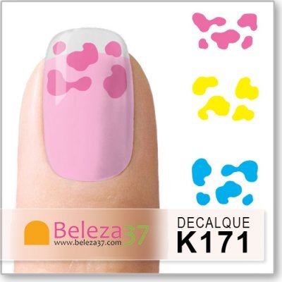 Unha pintada com verniz rosa e decalques coloridos em fundo branco com texto