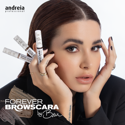 Mulher segurando lápis para sobrancelhas da marca andreia professional com texto FOREVER BROWSCARA by Bru