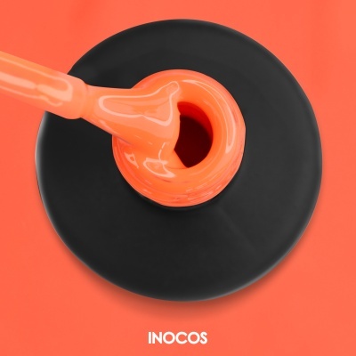 Frasco aberto de verniz de unhas laranja com escova e fundo laranja