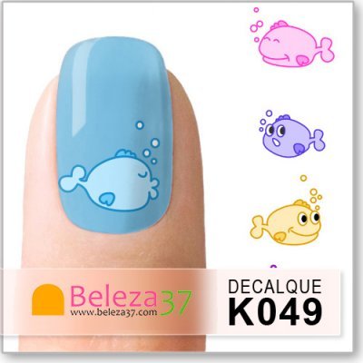 Unha com decalque de peixe azul claro e decalques coloridos ao lado, texto Beleza37 e DECALQUE K049