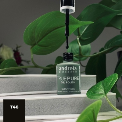 Verniz gel Andreia Professional TRUE PURE em vidro com tampa preta e gotas de verniz, sobre caixas brancas e folhas verdes ao fundo