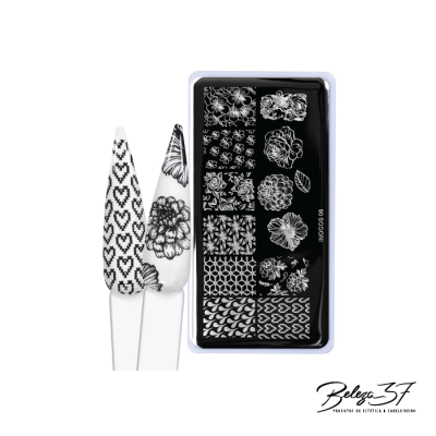 Placa de carimbo para unhas com desenhos florais em preto e branco e duas unhas postiças decoradas.