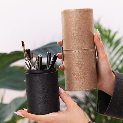 Suportes para pincéis de maquilhagem em pele sintética preta e bege com logótipo VICTORIA VYNN