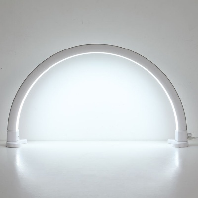 Arco luminoso branco com base larga e iluminação branca frio