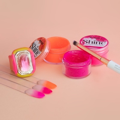 Conjunto de vernizes Shine em potes de plástico cor laranja e rosa com escova