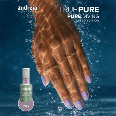 Mão submersa em água com unhas lilás e frasco de verniz gel lilás da marca andreia