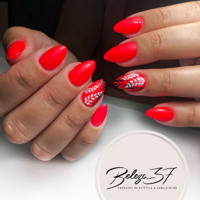 Unhas vermelhas pontiagudas com decoração branca e preta, logótipo Beleza 37 no fundo