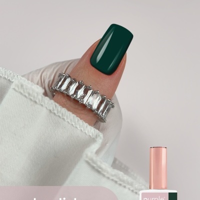 Unha pintada com verniz gel verde escuro, anel prateado com pedras, texto Purple Professional e gel polish 044 pitch