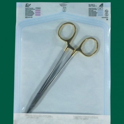 Tesouras cirúrgicas douradas em embalagem estéril branca e azul com texto impresso