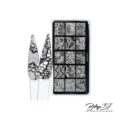 Placa de carimbos para unhas com padrões de renda preto e branco e unhas decoradas com os mesmos padrões