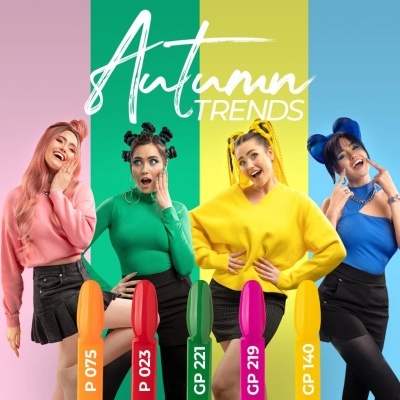 Quatro mulheres com roupas coloridas posam frente a fundo listrado com texto e batons coloridos numerados