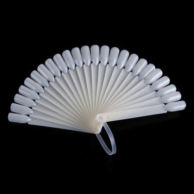 Mostruário de unhas artificiais brancas em leque sobre fundo preto