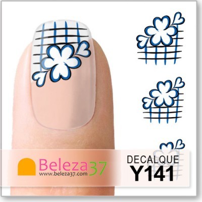 Unha com decalque de padrão xadrez azul e flor branca, decalques similares ao lado, texto DECALQUE Y141 e logotipo Beleza37
