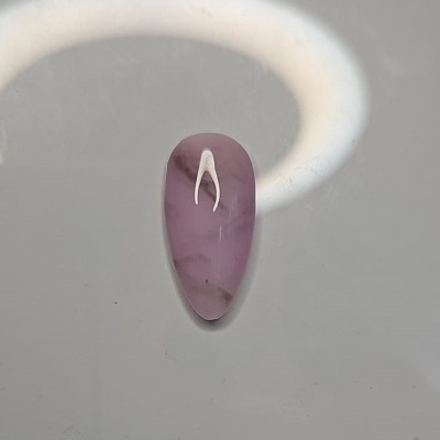 Unha postiça lilás com textura marmoreada