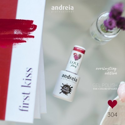 Verniz gel branco Andreia Professional Love Story 304 ao lado de embalagens e flores