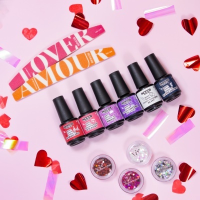 Vernizes de unhas coloridos, glitter, papel decorativo, fundo rosa