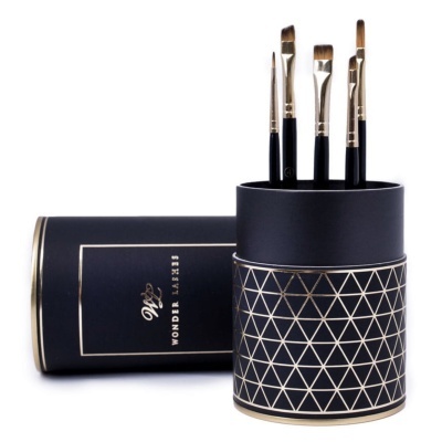 Conjunto de pincéis de pintura em suporte preto com padrão dourado e caixa preta