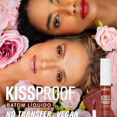 Duas mulheres com batom líquido Kissproof da Andreia rodeadas por rosas cor-de-rosa em anúncio