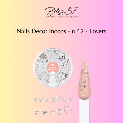 Decoração de unhas metálica prateada em formato de coração e diamante com unha postiça rosa clara