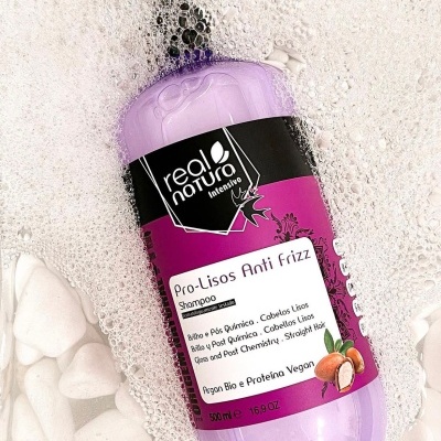 Shampoo Real Natura Intensivo Pro-Lisos Anti Frizz 500 ml em espuma e pedras brancas.