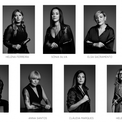 Retratos em preto e branco de dez mulheres, cada uma segura um objeto cilíndrico preto e tem seu nome em letras brancas abaixo.