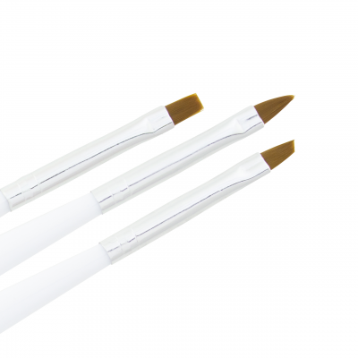 Três pincéis de pintura com cabos brancos e cerdas castanhas, em fundo branco