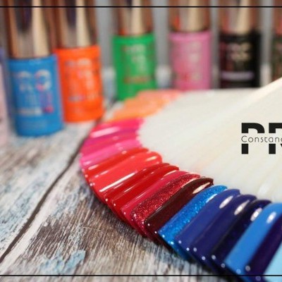 Amostras de verniz de unhas coloridas com frascos ao fundo e texto PRO Constance Carroll