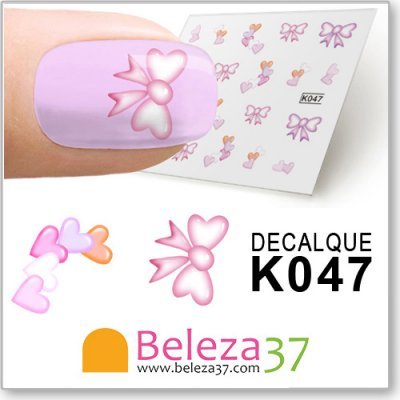 Unha com decalque laço rosa em fundo lilás e cartela de decalques K047