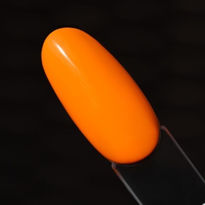 Amostra de verniz de unhas laranja brilhante sobre base preta