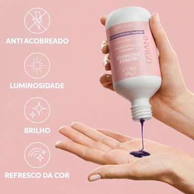 Produto líquido roxo sendo vertido de garrafa INVIDO BLONDE RECHARGE com texto promocional em português