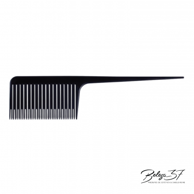 Pente preto com dentes longos e cabo fino