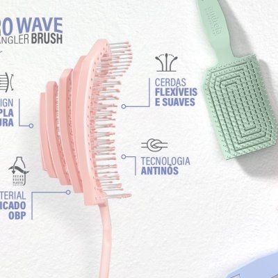 Escovas desembaraçadoras coloridas Pro Wave Andreia Professional sobre fundo branco