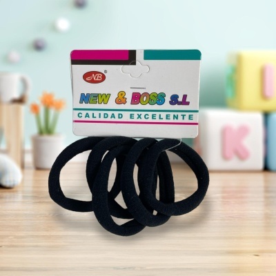 Conjunto de elásticos pretos para cabelo com embalagem branca e texto colorido